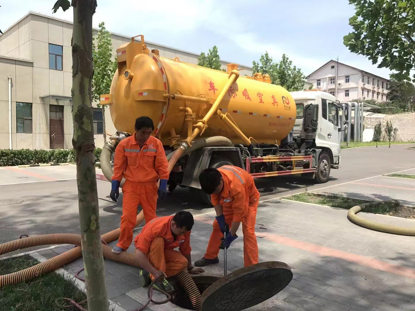 怀来管道疏通车停在窨井附近