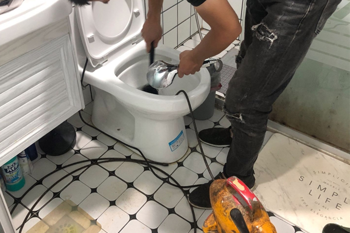 怀来马桶堵塞自己疏通还是找师傅？专业上门服务让你省时更省心